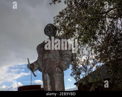 Eine Statue des Feldmarschalls Bernard Law Montgomery, 1st Viscount Montgomery von Alamein vor der D-Day Story Einrichtung in Portsmouth. Stockfoto