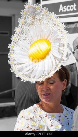 Racegoers kommen in Ascot in ihren Hüten und Raffinerie für Ladies Day in Royal Ascot, während sie ihren Weg zu der Veranstaltung in Ascot, Berkshire, Großbritannien im Juni machen Stockfoto