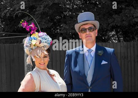 Racegoers kommen in Ascot in ihren Hüten und Raffinerie für Ladies Day in Royal Ascot, während sie ihren Weg zu der Veranstaltung in Ascot, Berkshire, Großbritannien im Juni machen Stockfoto