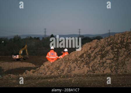 Zwei Bauarbeiter vor Ort bei einem Straßenbauprojekt in Preston, Lancashire, Großbritannien. Stockfoto