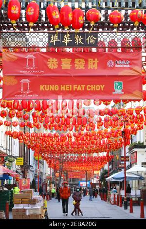 London, Großbritannien, Februar 12th 2021. Traditionelle Laternen zum chinesischen Neujahrsfest in China Town, London, Großbritannien. Covid Einschränkungen und eisige Temperaturen bedeutete, dass die Menschen zu Hause zum Beginn des Jahres des Ochsen feiern mussten. Monica Wells/Alamy Live News Stockfoto