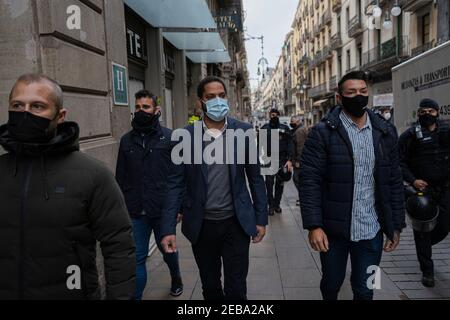 Spanien. Februar 2021, 12th. Ignacio Garriga, Chef der Vox-Parlamentsliste für Katalonien, nimmt an der Demonstration Teil, die von Jusapol am 12. Februar 2021 auf der Plaza Sant Jaume in Barcelona, Spanien, einberufen wurde. (Foto von Pau de la Calle/Sipa USA) Quelle: SIPA USA/Alamy Live News Stockfoto