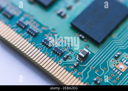 Widerstände, Kondensatoren und andere elektronische Komponenten im RAM Stockfoto