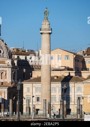 Trajans Säule (italienisch: Colonna Traiana), Rom, Italien. Trajans Säule ist eine römische Triumphsäule, die an den Sieger des römischen Kaisers Trajan erinnert Stockfoto