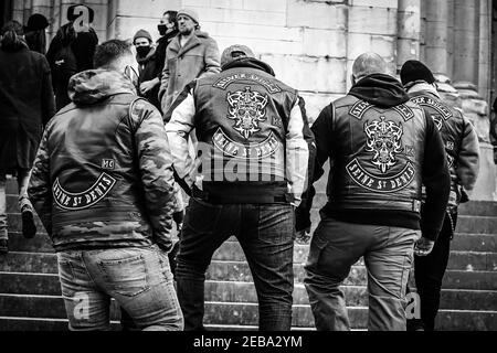 Motorradfahrer, die am 12. Februar 2021 bei der Trauerfeier des französischen Fotografen und Filmregisseurs Richard Aujard in der Kirche Notre-Dame-De-La-Croix in Paris, Frankreich, ankommen. Richard Aujard, bekannt als ‘Freund der Stars’, hat Talente wie Eric Cantona, Mickey Rourke, Monica Bellucci, Joey Starr und viele mehr photographiert. Foto von Nasser Berzane/ABACAPRESS.COM Stockfoto