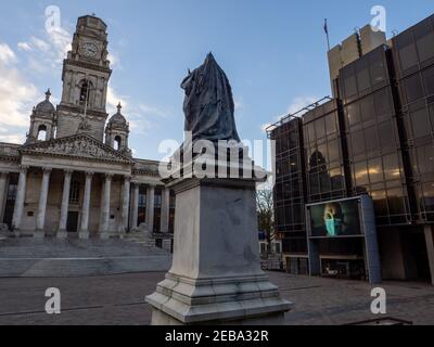 Eine Statue von Königin Victoria und der Guidhall im Stadtzentrum von Porstmouth während der dritten nationalen Sperre in England wegen Coronavirus. Stockfoto