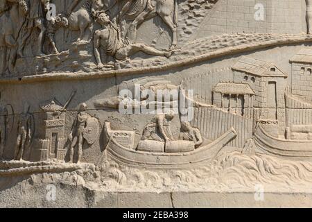 Trajans Säule (italienisch: Colonna Traiana), Rom, Italien. Detail zeigt Römerlieferungen auf der Donau. Trajans Säule ist ein römisches trium Stockfoto