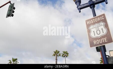 Pacific Coast Highway, historische Route 101 Straßenschild, Touristenziel in Kalifornien USA. Beschriftung auf Kreuzschild. Symbol der Sommerzeit t Stockfoto