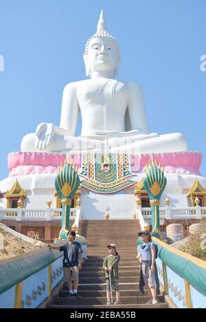 Mutter und Kinder auf der langen Treppe von großen weiß buddha-Statue Stockfoto