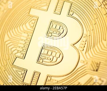 Makroaufnahme der physischen Kryptowährung Bitcoin, Goldmünze Stockfoto