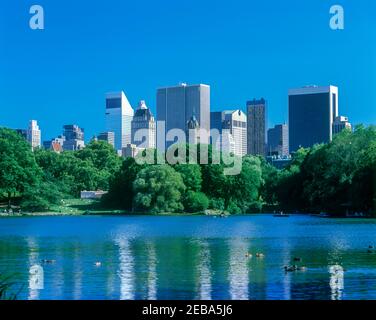 2001 HISTORISCHE SKYLINE VON MIDTOWN LAKE CENTRAL PARK MANHATTAN NEW YORK STADT USA Stockfoto