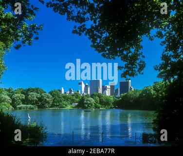 2001 HISTORISCHE SKYLINE VON MIDTOWN LAKE CENTRAL PARK MANHATTAN NEW YORK STADT USA Stockfoto