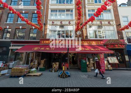 London, Großbritannien. 12. Februar 2021. Loon Fung Supermarkt mit roten Laternen hängen oben in der Hauptstadt Chinatown am chinesischen Neujahr, das Jahr des Ochsen. Aufgrund der anhaltenden Coronavirus-Pandemie bleibt die Gegend ruhig. Mit Sperrbeschränkungen wird es keine formellen Feiern geben. Stattdessen werden Veranstalter Veranstaltungen online ausrichten. Kredit: Stephen Chung / Alamy Live Nachrichten Stockfoto