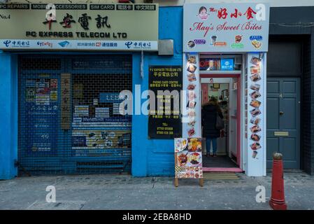 London, Großbritannien. 12. Februar 2021. Ein Süßes Geschäft eröffnet in der Hauptstadt Chinatown am chinesischen Neujahr, das Jahr des Ochsen. Aufgrund der anhaltenden Coronavirus-Pandemie bleibt die Gegend ruhig. Mit Sperrbeschränkungen wird es keine formellen Feiern geben. Stattdessen werden Veranstalter Veranstaltungen online ausrichten. Kredit: Stephen Chung / Alamy Live Nachrichten Stockfoto