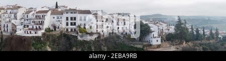 Ronda, Spanien - 1. Februar 2021: Panoramablick auf die historische Altstadt von Ronda in Andalusien Stockfoto