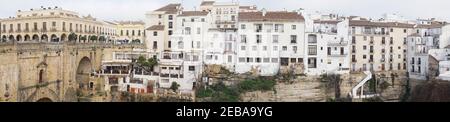 Ronda, Spanien - 1. Februar 2021: Panoramablick auf die historische Altstadt von Ronda in Andalusien Stockfoto