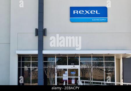 Houston, Texas USA 02-07-2021: Rexel Bürogebäude außen in Houston, TX. Distributor von nachhaltigen Elektroversorgungen in Frankreich gegründet, 1967. Stockfoto