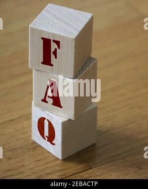 FAQ Abkürzung aus Holzwürfeln auf einem Bürotisch. Geschäftskonzept. Stockfoto