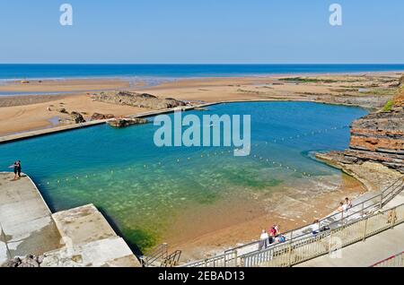 Der Pool am Sommerstrand in bude cornwall Stockfoto