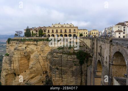 Ronda, Spanien - 2. Februar 2021: Blick auf die Altstadt von Ronda und den Puente Nuevo über die Schlucht El Tajo Stockfoto