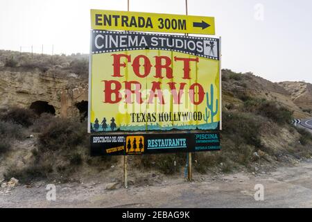 Tabernas, Spanien - 6. Februar 2021: Blick auf die Wüste Tabernas und das Billoboard für den Fort Bravo Western Theme Park Stockfoto