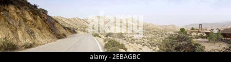 Tabernas, Spanien - 6. Februar 2021: Panoramablick auf die Wüste Tabernas in Andalusien mit einem Spaghetti-Western-Filmset Geisterstadt Stockfoto