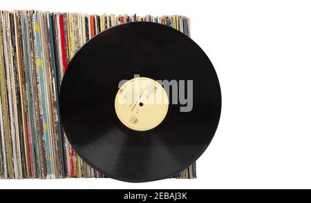 POZNAN, POLEN - 04. Feb 2021: Vinylplatte mit Kopierplatz vor einer Sammlung von Alben (Dummy-Titel), Vintage-Verfahren Stockfoto