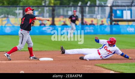 Kanada Baseball-Team schlägt Kuba 3-1: Raul Gonzalez rutschen in der zweiten Basis versuchen, ein Doppelspiel von kanadischen Defensive brechen Stockfoto