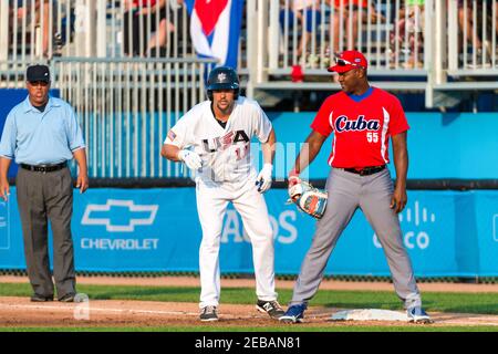 Toronto Panam Games 2015 Baseball, die Vereinigten Staaten gegen Kuba: Kubanische erste Basis Alexander Malleta schaut die Vereinigten Staaten Läufer Casey Kotchman, die wenige mi Stockfoto