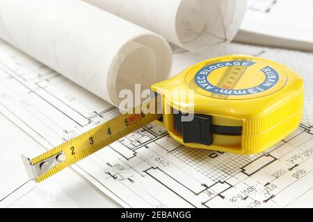 Innenarchitektur Papier mit Bauplan in Rollen und Band Nahaufnahme messen Stockfoto