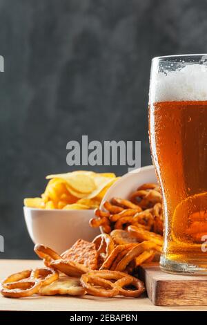 Bierglas mit Bretzel und getrockneten Würstchen Snacks liegen ganz in der Nähe Stockfoto