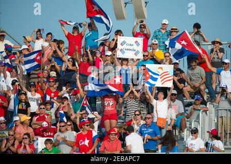 Toronto Panam Games 2015 Baseball, USA vs. Kuba: Die bunten kubanischen Fans unterstützen und jubeln ihr Team bis zum Schluss Stockfoto