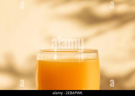 Ein köstlicher hausgemachter Orangensaft, frisch gepresst am Morgen, gesund und voller Vitamine, ruht vor dem Frühstück im Glas am Fenster. V Stockfoto