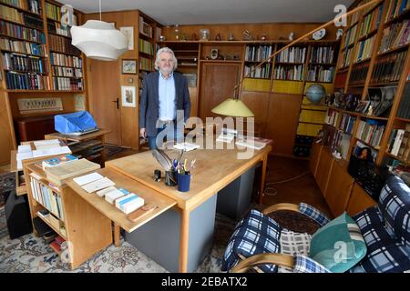 Der Leiter der Stiftung Villa Zikmund und der Besitzer der Villa Cestmir Vancura stellt sich den Fotografen in der Villa Zlin von Miroslav Zikmund, dem beliebten tschechischen Weltenbummler, Zlin, Tschechische Republik, 10. Februar 2021. Miroslav Zikmund wird am Sonntag, den 14. Februar 2021, 102 Jahre alt. Die Villa wird für die Öffentlichkeit zugänglich sein, verwaltet von Cestmir Vancura, dem Präsidenten des Zlin Film Festivals. Die Stiftung plant eine sensible Rekonstruktion der funktionalistischen Villa aus Mitte 1930s, die Zikmund 1953 kaufte und die ein Stück Kulturerbe ist. (CTK Photo/Dalibor Gluck) Stockfoto