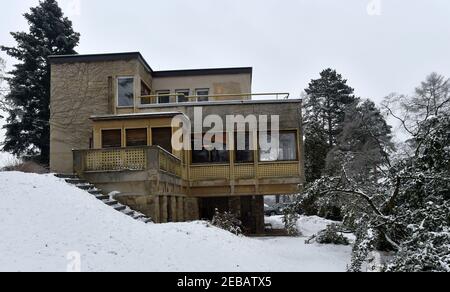 Die Zlin-Villa von Miroslav Zikmund, dem beliebten tschechischen Weltenbummler, Zlin, Tschechische Republik, 10. Februar 2021. Miroslav Zikmund wird am Sonntag, den 14. Februar 2021, 102 Jahre alt. Die Villa wird für die Öffentlichkeit zugänglich gemacht und wird von der Zikmund Villa Foundation verwaltet, deren Leiter und neuer Besitzer Cestmir Vancura, der Präsident des Zlin Film Festivals ist. Die Stiftung plant eine sensible Rekonstruktion der funktionalistischen Villa aus Mitte 1930s, die Zikmund 1953 kaufte und die ein Stück Kulturerbe ist. (CTK Photo/Dalibor Gluck) Stockfoto