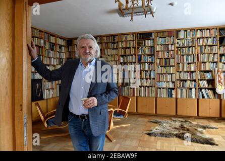 Der Leiter der Stiftung Villa Zikmund und der Besitzer der Villa Cestmir Vancura stellt sich den Fotografen in der Villa Zlin von Miroslav Zikmund, dem beliebten tschechischen Weltenbummler, Zlin, Tschechische Republik, 10. Februar 2021. Miroslav Zikmund wird am Sonntag, den 14. Februar 2021, 102 Jahre alt. Die Villa wird für die Öffentlichkeit zugänglich sein, verwaltet von Cestmir Vancura, dem Präsidenten des Zlin Film Festivals. Die Stiftung plant eine sensible Rekonstruktion der funktionalistischen Villa aus Mitte 1930s, die Zikmund 1953 kaufte und die ein Stück Kulturerbe ist. (CTK Photo/Dalibor Gluck) Stockfoto