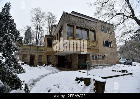 Die Zlin-Villa von Miroslav Zikmund, dem beliebten tschechischen Weltenbummler, Zlin, Tschechische Republik, 10. Februar 2021. Miroslav Zikmund wird am Sonntag, den 14. Februar 2021, 102 Jahre alt. Die Villa wird für die Öffentlichkeit zugänglich gemacht und wird von der Zikmund Villa Foundation verwaltet, deren Leiter und neuer Besitzer Cestmir Vancura, der Präsident des Zlin Film Festivals ist. Die Stiftung plant eine sensible Rekonstruktion der funktionalistischen Villa aus Mitte 1930s, die Zikmund 1953 kaufte und die ein Stück Kulturerbe ist. (CTK Photo/Dalibor Gluck) Stockfoto