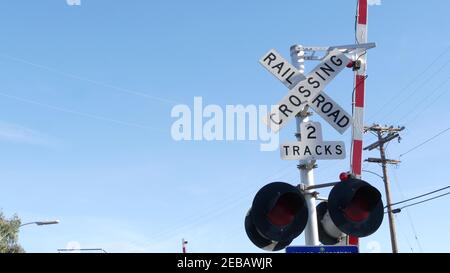 Warnsignal für Bahnübergänge in den USA. Crossbuck-Hinweis und rote Ampel an der Kreuzung der Eisenbahnstraße in Kalifornien. Eisenbahnverkehr Sicherheit sy Stockfoto