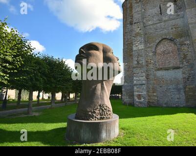 Steinskulptur namens Blik van Licht von Charles Delporte vor der Onze-Lieve-Vrouwkerk (Kirche unserer Lieben Frau) in Damme Westflandern Belgien. Stockfoto