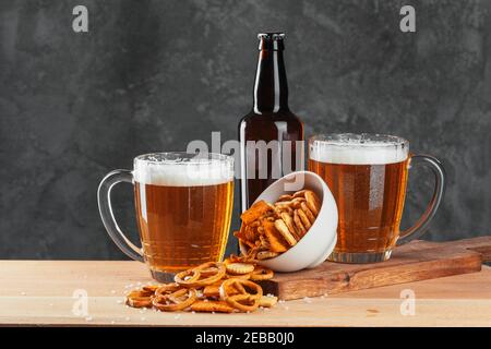 Bierglas mit Bretzel und getrockneten Würstchen Snacks liegen ganz in der Nähe Stockfoto