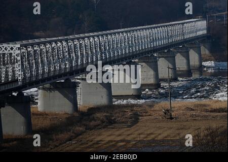 Paju, Südkorea. Februar 2021, 12th. Die Freiheitsbrücke überquert den Imjin-Fluss zwischen Nord- und Südkorea in der Nähe der DMZ im Imjingak Park in Paju, Südkorea am 12. Februar 2021. Foto von Thomas Maresca/UPI Kredit: UPI/Alamy Live News Stockfoto