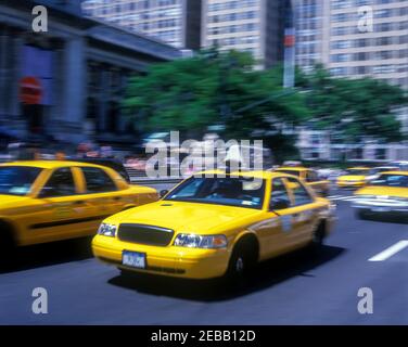 2001 HISTORISCHE STRASSENSZENE GELBE TAXIS FIFTH AVENUE MANHATTAN NEW YORK CITY USA Stockfoto