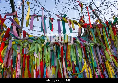 Paju, Südkorea. Februar 2021, 12th. Bänder, die an einen Zaun gebunden sind, bieten am 12. Februar 2021 Wünsche für die Wiedervereinigung von Süd- und Nordkorea in der Nähe der DMZ im Imjingak Park in Paju, Südkorea. Foto von Thomas Maresca/UPI Kredit: UPI/Alamy Live News Stockfoto