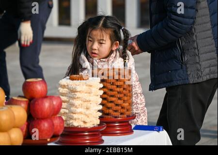 Paju, Südkorea. Februar 2021, 12th. Ein Mädchen schaut sich am 12. Februar 2021 die Angebote zum Lunar New Year für getrennte koreanische Familien in der Nähe der DMZ im Imjingak Park in Paju, Südkorea, an. Foto von Thomas Maresca/UPI Kredit: UPI/Alamy Live News Stockfoto