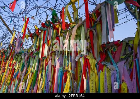 Paju, Südkorea. Februar 2021, 12th. Bänder, die an einen Zaun gebunden sind, bieten am 12. Februar 2021 Wünsche für die Wiedervereinigung von Süd- und Nordkorea in der Nähe der DMZ im Imjingak Park in Paju, Südkorea. Foto von Thomas Maresca/UPI Kredit: UPI/Alamy Live News Stockfoto