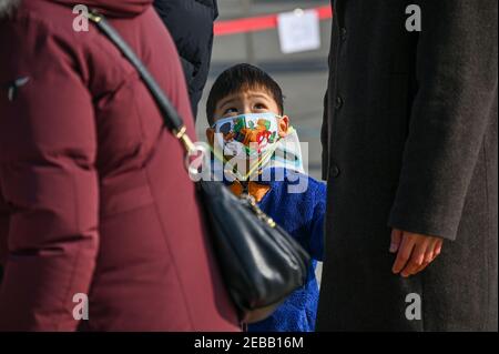 Paju, Südkorea. Februar 2021, 12th. Ein kleiner Junge sieht seine Familienmitglieder als das Make-Angebot für getrennte nordkoreanische Familien in der Nähe der DMZ im Imjingak Park in Paju, Südkorea, am 12. Februar 2021 an. Foto von Thomas Maresca/UPI Kredit: UPI/Alamy Live News Stockfoto