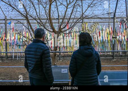 Paju, Südkorea. Februar 2021, 12th. Besucher sehen sich am 12. Februar 2021 im Imjingak Park in Paju, Südkorea, Bänder an, die sich für die koreanische Vereinigung wünschen. Foto von Thomas Maresca/UPI Kredit: UPI/Alamy Live News Stockfoto