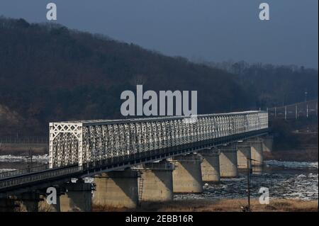 Paju, Südkorea. Februar 2021, 12th. Die Freiheitsbrücke überquert den Imjin-Fluss zwischen Nord- und Südkorea in der Nähe der DMZ im Imjingak Park in Paju, Südkorea am 12. Februar 2021. Foto von Thomas Maresca/UPI Kredit: UPI/Alamy Live News Stockfoto