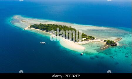 Little Liguid Island mit einem Sandstrand und azurblauem Wasser umgeben von einem Korallenriff und einem Atoll, Luftbild. Little Cruz Island, Philippinen, Samal. Stockfoto