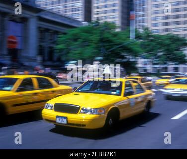 2001 HISTORISCHE STRASSENSZENE GELBE TAXIS FIFTH AVENUE MANHATTAN NEW YORK CITY USA Stockfoto